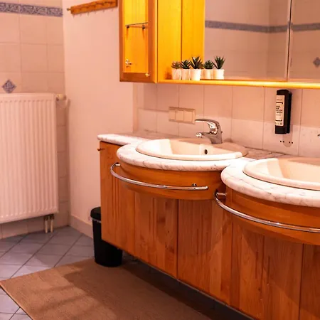 Edelweiss Gaestehaus 3* לאכטל
